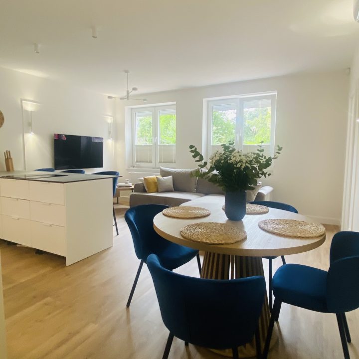 Kompleksowa realizacja MiD Prestige: meble na wymiar – kuchnia z wyspą, spiżarnia, garderoby, szafy, biurka i zabudowy łazienkowe. Estetyka premium i perfekcyjne wykonanie.