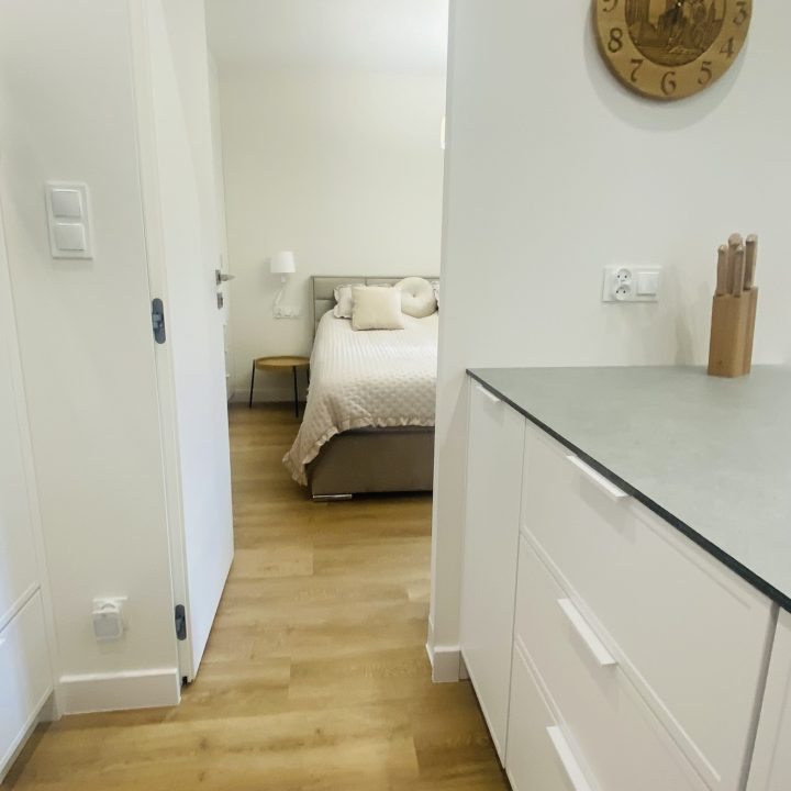 Kompleksowa realizacja MiD Prestige: meble na wymiar – kuchnia z wyspą, spiżarnia, garderoby, szafy, biurka i zabudowy łazienkowe. Estetyka premium i perfekcyjne wykonanie.