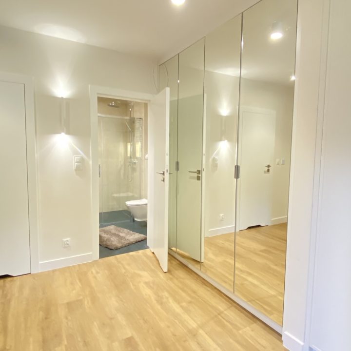 Kompleksowa realizacja MiD Prestige: meble na wymiar – kuchnia z wyspą, spiżarnia, garderoby, szafy, biurka i zabudowy łazienkowe. Estetyka premium i perfekcyjne wykonanie.