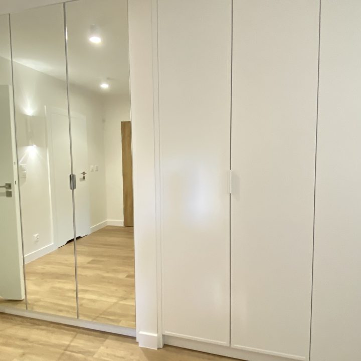 Kompleksowa realizacja MiD Prestige: meble na wymiar – kuchnia z wyspą, spiżarnia, garderoby, szafy, biurka i zabudowy łazienkowe. Estetyka premium i perfekcyjne wykonanie.