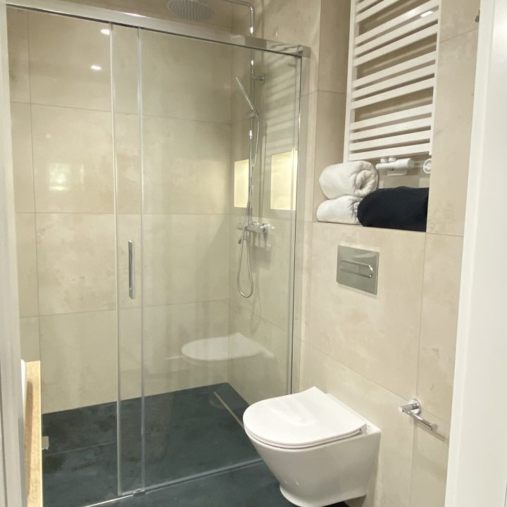 Kompleksowa realizacja MiD Prestige: meble na wymiar – kuchnia z wyspą, spiżarnia, garderoby, szafy, biurka i zabudowy łazienkowe. Estetyka premium i perfekcyjne wykonanie.