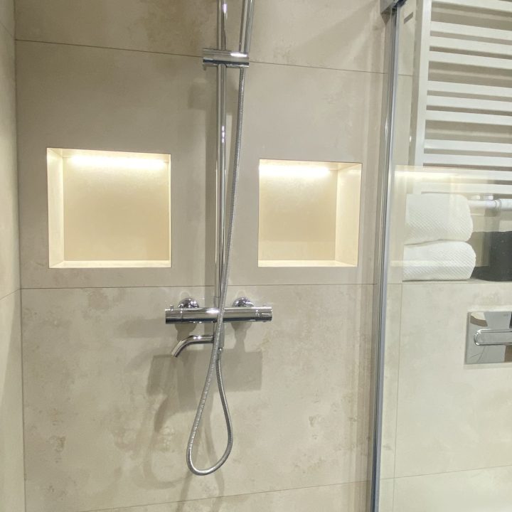 Kompleksowa realizacja MiD Prestige: meble na wymiar – kuchnia z wyspą, spiżarnia, garderoby, szafy, biurka i zabudowy łazienkowe. Estetyka premium i perfekcyjne wykonanie.