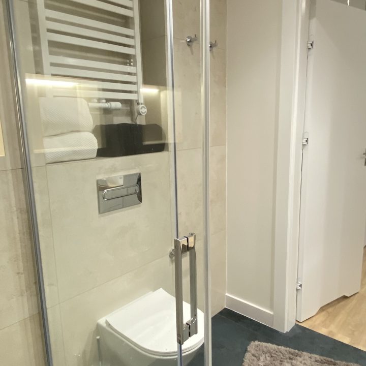 Kompleksowa realizacja MiD Prestige: meble na wymiar – kuchnia z wyspą, spiżarnia, garderoby, szafy, biurka i zabudowy łazienkowe. Estetyka premium i perfekcyjne wykonanie.