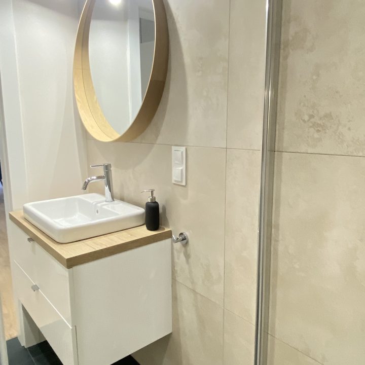 Kompleksowa realizacja MiD Prestige: meble na wymiar – kuchnia z wyspą, spiżarnia, garderoby, szafy, biurka i zabudowy łazienkowe. Estetyka premium i perfekcyjne wykonanie.