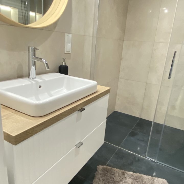 Kompleksowa realizacja MiD Prestige: meble na wymiar – kuchnia z wyspą, spiżarnia, garderoby, szafy, biurka i zabudowy łazienkowe. Estetyka premium i perfekcyjne wykonanie.