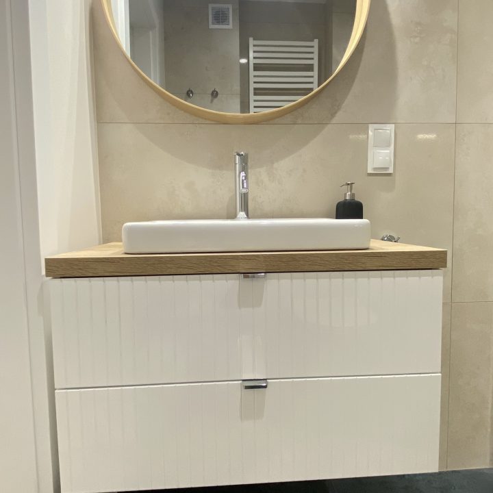 Kompleksowa realizacja MiD Prestige: meble na wymiar – kuchnia z wyspą, spiżarnia, garderoby, szafy, biurka i zabudowy łazienkowe. Estetyka premium i perfekcyjne wykonanie.