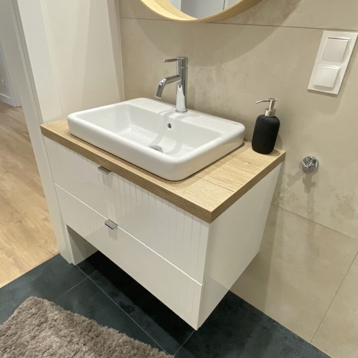 Kompleksowa realizacja MiD Prestige: meble na wymiar – kuchnia z wyspą, spiżarnia, garderoby, szafy, biurka i zabudowy łazienkowe. Estetyka premium i perfekcyjne wykonanie.