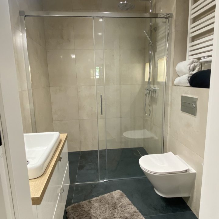 Kompleksowa realizacja MiD Prestige: meble na wymiar – kuchnia z wyspą, spiżarnia, garderoby, szafy, biurka i zabudowy łazienkowe. Estetyka premium i perfekcyjne wykonanie.