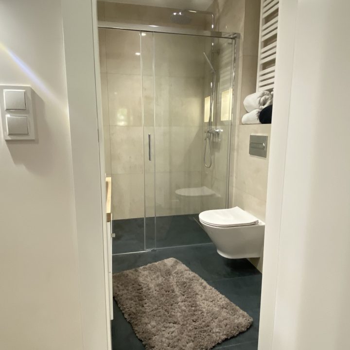 Kompleksowa realizacja MiD Prestige: meble na wymiar – kuchnia z wyspą, spiżarnia, garderoby, szafy, biurka i zabudowy łazienkowe. Estetyka premium i perfekcyjne wykonanie.