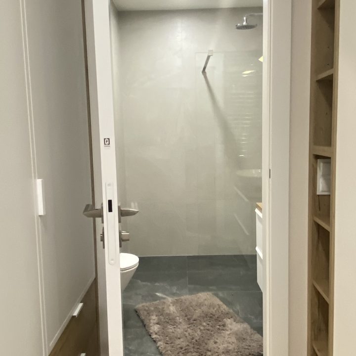 Kompleksowa realizacja MiD Prestige: meble na wymiar – kuchnia z wyspą, spiżarnia, garderoby, szafy, biurka i zabudowy łazienkowe. Estetyka premium i perfekcyjne wykonanie.