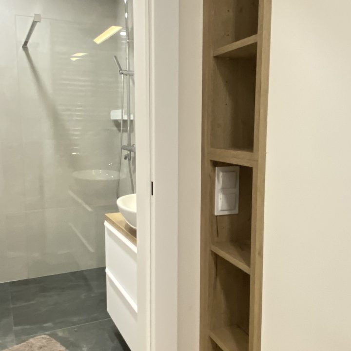 Kompleksowa realizacja MiD Prestige: meble na wymiar – kuchnia z wyspą, spiżarnia, garderoby, szafy, biurka i zabudowy łazienkowe. Estetyka premium i perfekcyjne wykonanie.