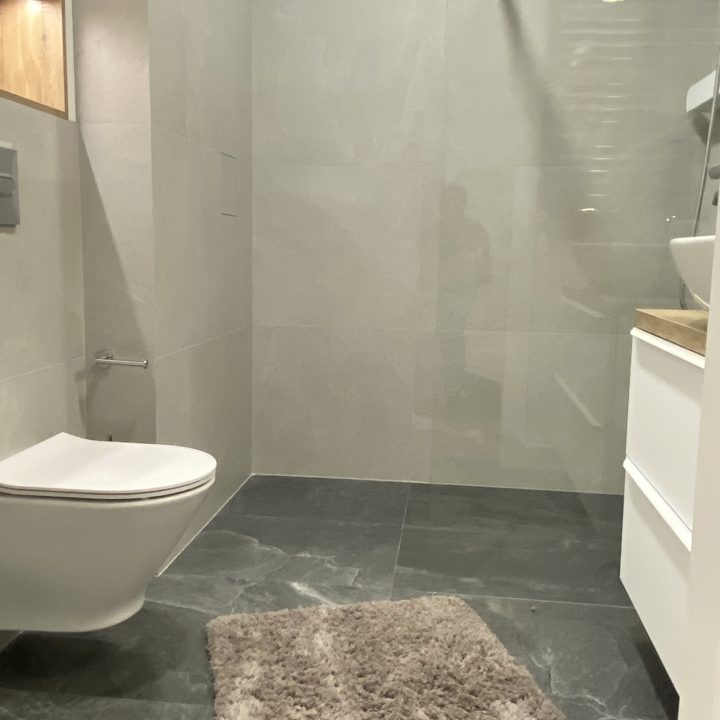 Kompleksowa realizacja MiD Prestige: meble na wymiar – kuchnia z wyspą, spiżarnia, garderoby, szafy, biurka i zabudowy łazienkowe. Estetyka premium i perfekcyjne wykonanie.