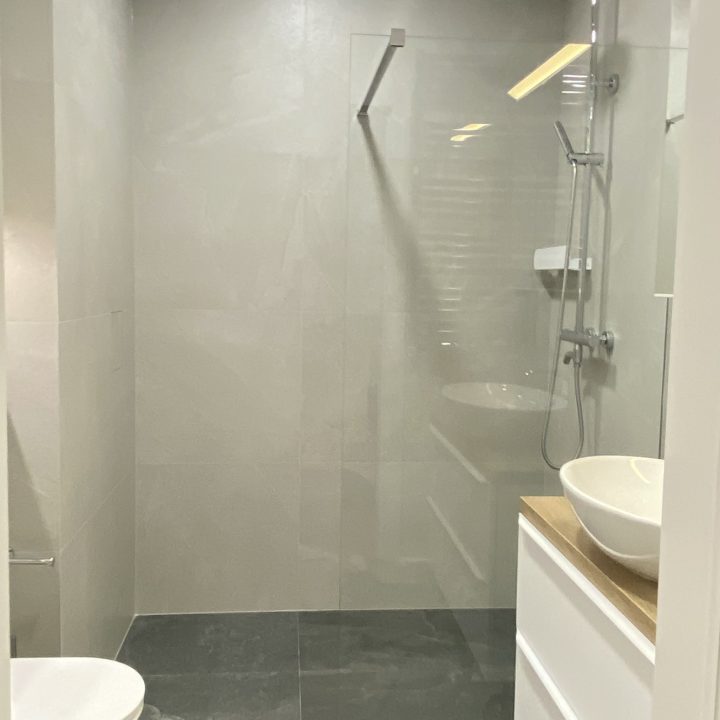 Kompleksowa realizacja MiD Prestige: meble na wymiar – kuchnia z wyspą, spiżarnia, garderoby, szafy, biurka i zabudowy łazienkowe. Estetyka premium i perfekcyjne wykonanie.