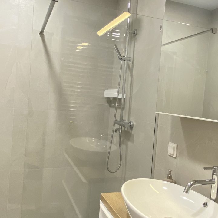 Kompleksowa realizacja MiD Prestige: meble na wymiar – kuchnia z wyspą, spiżarnia, garderoby, szafy, biurka i zabudowy łazienkowe. Estetyka premium i perfekcyjne wykonanie.