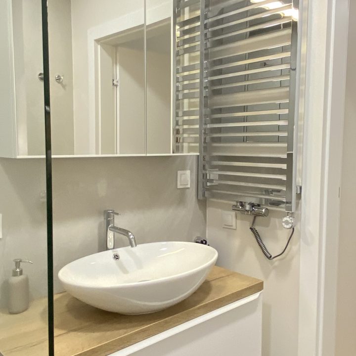 Kompleksowa realizacja MiD Prestige: meble na wymiar – kuchnia z wyspą, spiżarnia, garderoby, szafy, biurka i zabudowy łazienkowe. Estetyka premium i perfekcyjne wykonanie.