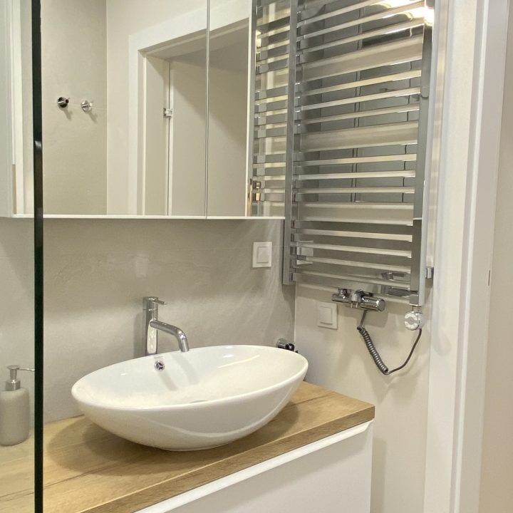 Kompleksowa realizacja MiD Prestige: meble na wymiar – kuchnia z wyspą, spiżarnia, garderoby, szafy, biurka i zabudowy łazienkowe. Estetyka premium i perfekcyjne wykonanie.