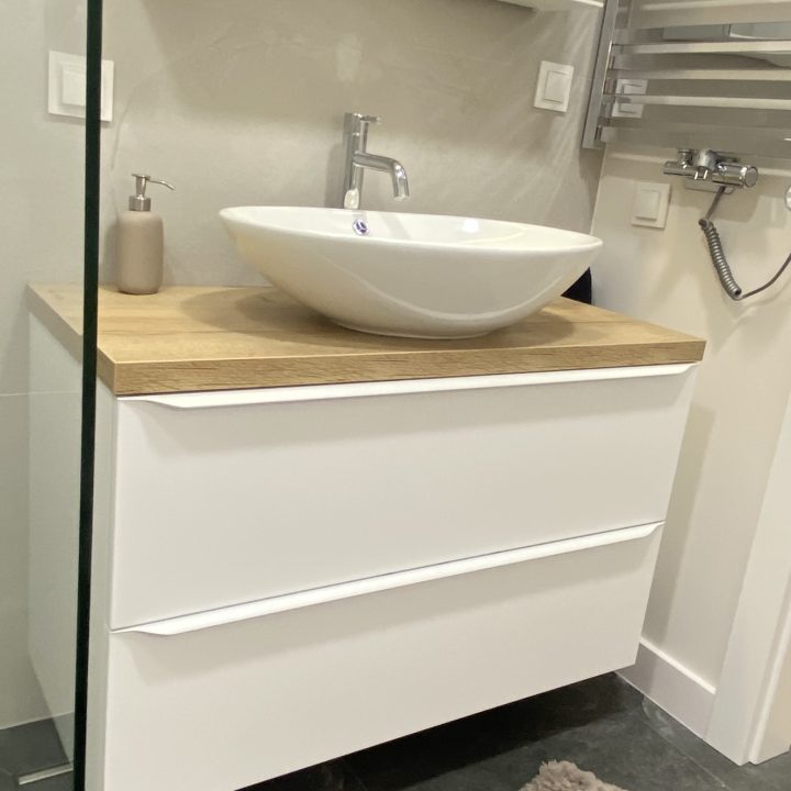 Kompleksowa realizacja MiD Prestige: meble na wymiar – kuchnia z wyspą, spiżarnia, garderoby, szafy, biurka i zabudowy łazienkowe. Estetyka premium i perfekcyjne wykonanie.