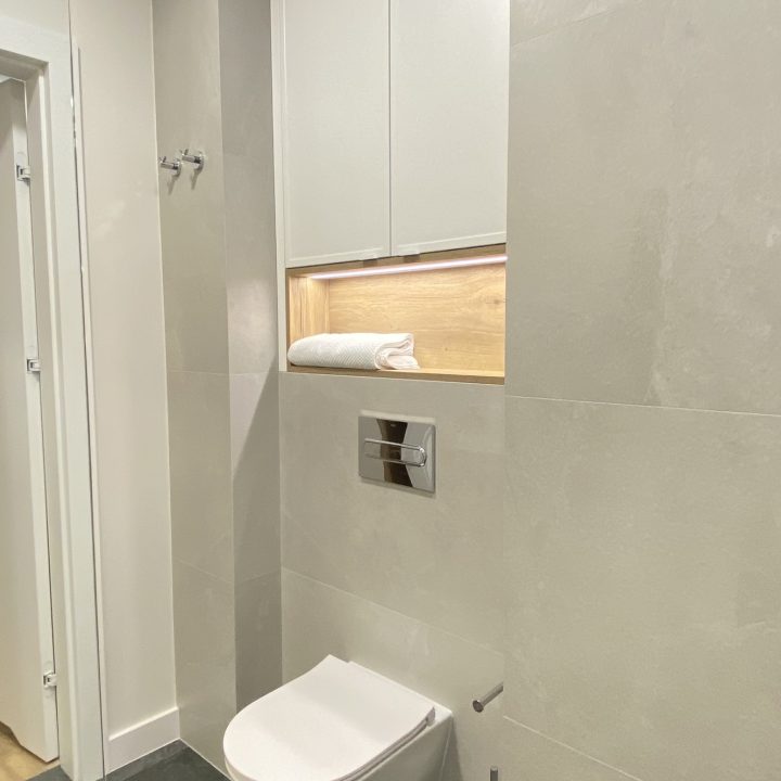 Kompleksowa realizacja MiD Prestige: meble na wymiar – kuchnia z wyspą, spiżarnia, garderoby, szafy, biurka i zabudowy łazienkowe. Estetyka premium i perfekcyjne wykonanie.