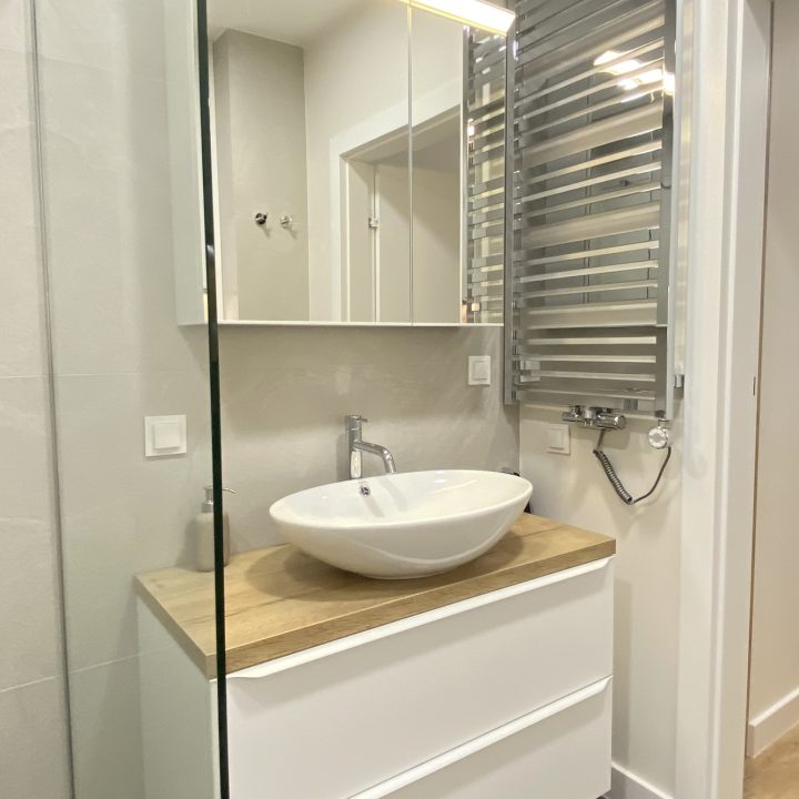 Kompleksowa realizacja MiD Prestige: meble na wymiar – kuchnia z wyspą, spiżarnia, garderoby, szafy, biurka i zabudowy łazienkowe. Estetyka premium i perfekcyjne wykonanie.