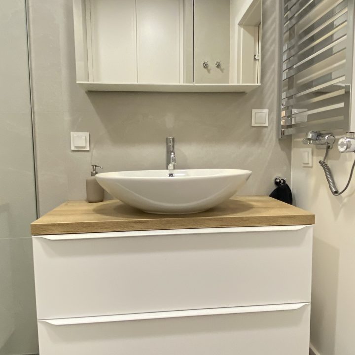 Kompleksowa realizacja MiD Prestige: meble na wymiar – kuchnia z wyspą, spiżarnia, garderoby, szafy, biurka i zabudowy łazienkowe. Estetyka premium i perfekcyjne wykonanie.