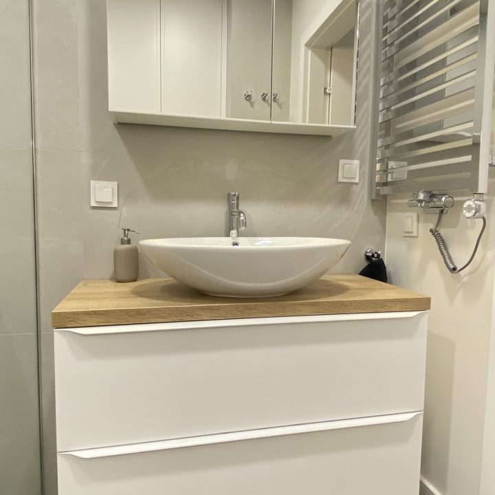 Kompleksowa realizacja MiD Prestige: meble na wymiar – kuchnia z wyspą, spiżarnia, garderoby, szafy, biurka i zabudowy łazienkowe. Estetyka premium i perfekcyjne wykonanie.