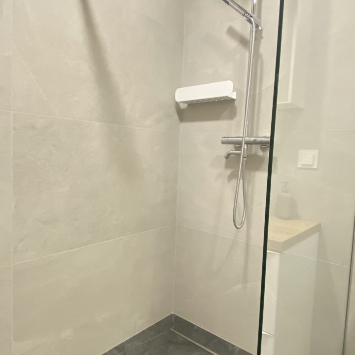 Kompleksowa realizacja MiD Prestige: meble na wymiar – kuchnia z wyspą, spiżarnia, garderoby, szafy, biurka i zabudowy łazienkowe. Estetyka premium i perfekcyjne wykonanie.