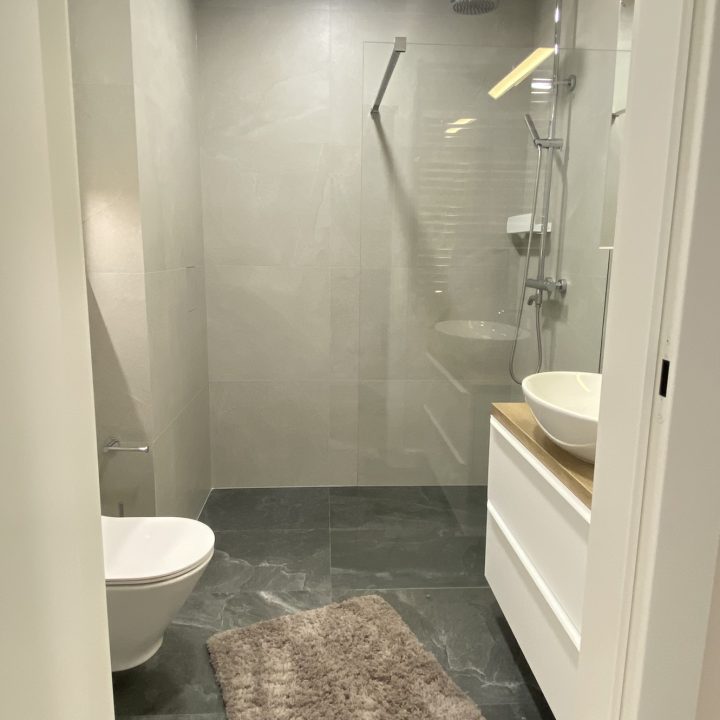 Kompleksowa realizacja MiD Prestige: meble na wymiar – kuchnia z wyspą, spiżarnia, garderoby, szafy, biurka i zabudowy łazienkowe. Estetyka premium i perfekcyjne wykonanie.