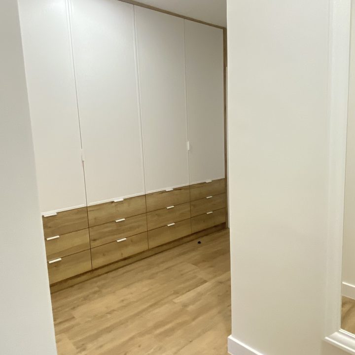 Kompleksowa realizacja MiD Prestige: meble na wymiar – kuchnia z wyspą, spiżarnia, garderoby, szafy, biurka i zabudowy łazienkowe. Estetyka premium i perfekcyjne wykonanie.