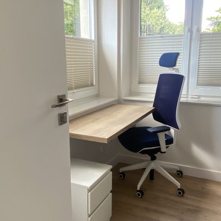 Kompleksowa realizacja MiD Prestige: meble na wymiar – kuchnia z wyspą, spiżarnia, garderoby, szafy, biurka i zabudowy łazienkowe. Estetyka premium i perfekcyjne wykonanie.