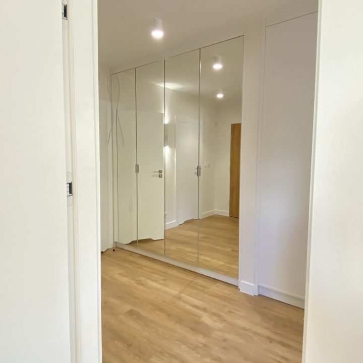 Kompleksowa realizacja MiD Prestige: meble na wymiar – kuchnia z wyspą, spiżarnia, garderoby, szafy, biurka i zabudowy łazienkowe. Estetyka premium i perfekcyjne wykonanie.