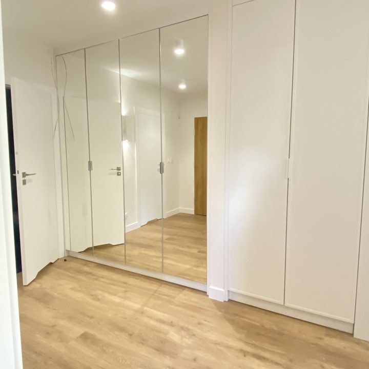 Kompleksowa realizacja MiD Prestige: meble na wymiar – kuchnia z wyspą, spiżarnia, garderoby, szafy, biurka i zabudowy łazienkowe. Estetyka premium i perfekcyjne wykonanie.