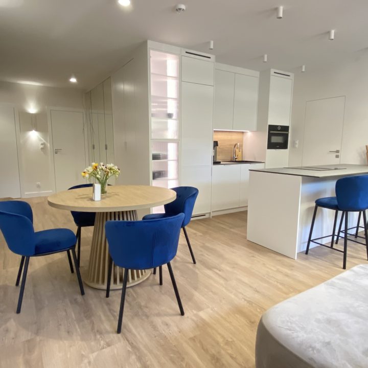 Kompleksowa realizacja MiD Prestige: meble na wymiar – kuchnia z wyspą, spiżarnia, garderoby, szafy, biurka i zabudowy łazienkowe. Estetyka premium i perfekcyjne wykonanie.