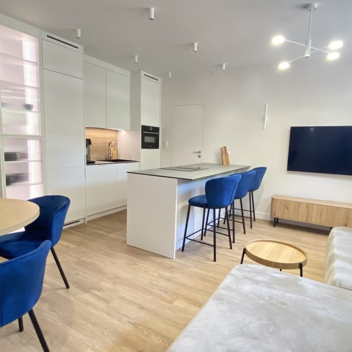 Kompleksowa realizacja MiD Prestige: meble na wymiar – kuchnia z wyspą, spiżarnia, garderoby, szafy, biurka i zabudowy łazienkowe. Estetyka premium i perfekcyjne wykonanie.