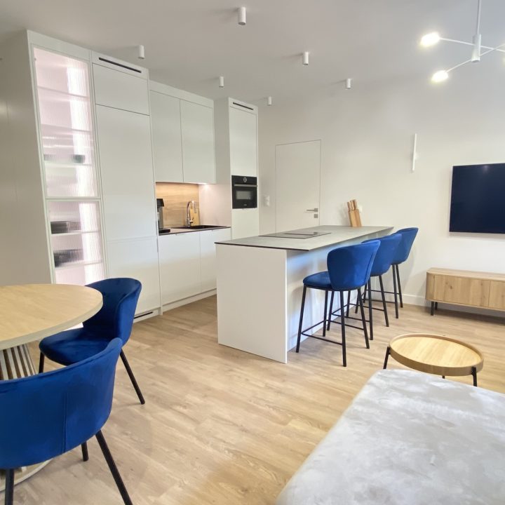 Kompleksowa realizacja MiD Prestige: meble na wymiar – kuchnia z wyspą, spiżarnia, garderoby, szafy, biurka i zabudowy łazienkowe. Estetyka premium i perfekcyjne wykonanie.