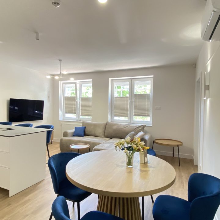 Kompleksowa realizacja MiD Prestige: meble na wymiar – kuchnia z wyspą, spiżarnia, garderoby, szafy, biurka i zabudowy łazienkowe. Estetyka premium i perfekcyjne wykonanie.