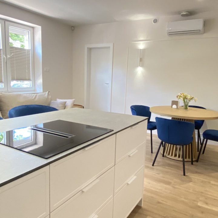 Kompleksowa realizacja MiD Prestige: meble na wymiar – kuchnia z wyspą, spiżarnia, garderoby, szafy, biurka i zabudowy łazienkowe. Estetyka premium i perfekcyjne wykonanie.