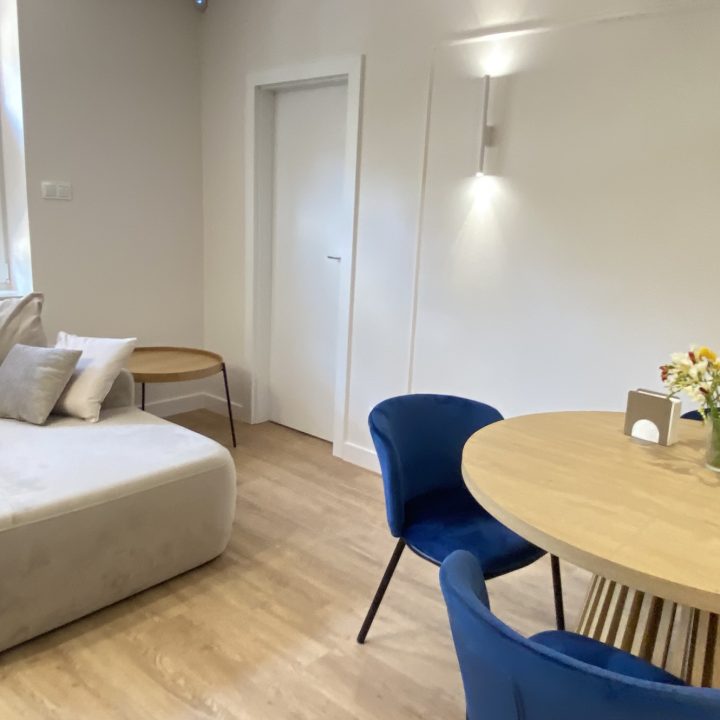 Kompleksowa realizacja MiD Prestige: meble na wymiar – kuchnia z wyspą, spiżarnia, garderoby, szafy, biurka i zabudowy łazienkowe. Estetyka premium i perfekcyjne wykonanie.