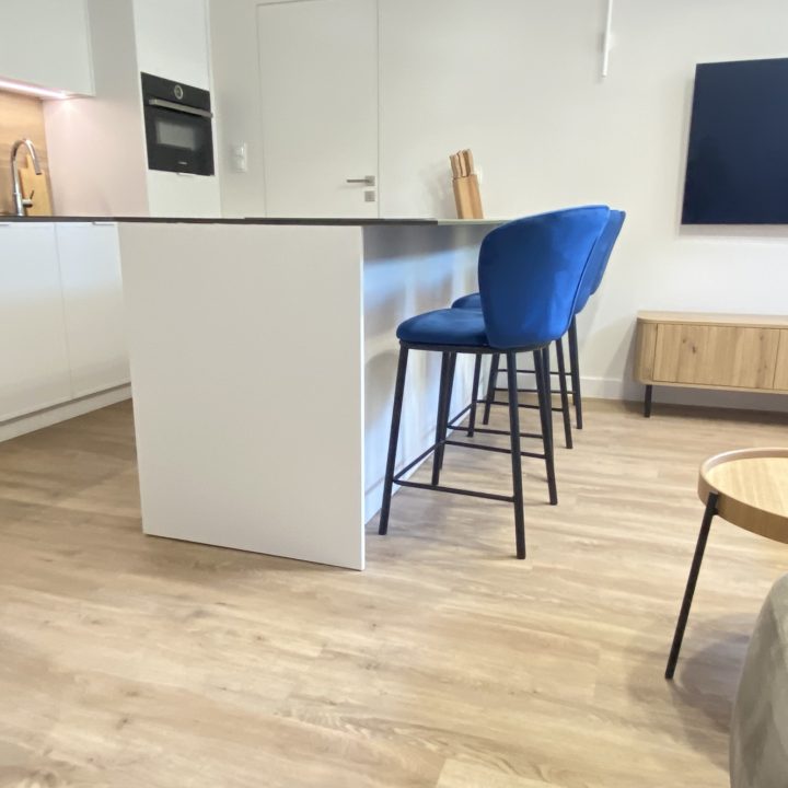 Kompleksowa realizacja MiD Prestige: meble na wymiar – kuchnia z wyspą, spiżarnia, garderoby, szafy, biurka i zabudowy łazienkowe. Estetyka premium i perfekcyjne wykonanie.