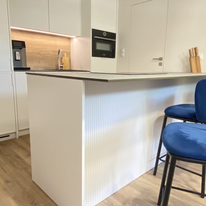 Kompleksowa realizacja MiD Prestige: meble na wymiar – kuchnia z wyspą, spiżarnia, garderoby, szafy, biurka i zabudowy łazienkowe. Estetyka premium i perfekcyjne wykonanie.