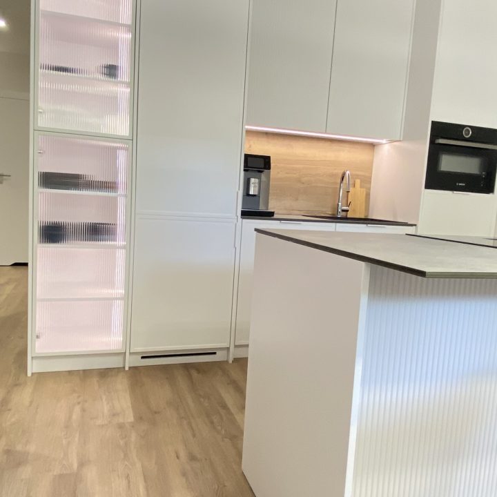 Kompleksowa realizacja MiD Prestige: meble na wymiar – kuchnia z wyspą, spiżarnia, garderoby, szafy, biurka i zabudowy łazienkowe. Estetyka premium i perfekcyjne wykonanie.