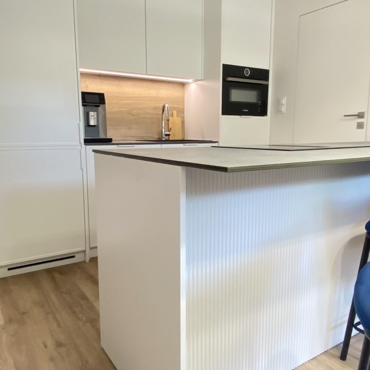 Kompleksowa realizacja MiD Prestige: meble na wymiar – kuchnia z wyspą, spiżarnia, garderoby, szafy, biurka i zabudowy łazienkowe. Estetyka premium i perfekcyjne wykonanie.