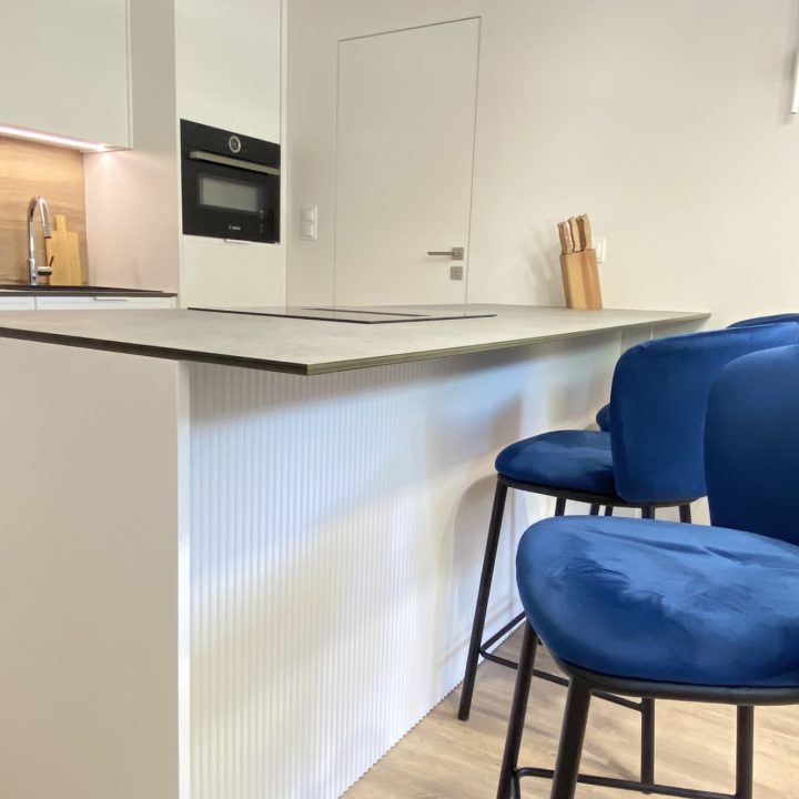 Kompleksowa realizacja MiD Prestige: meble na wymiar – kuchnia z wyspą, spiżarnia, garderoby, szafy, biurka i zabudowy łazienkowe. Estetyka premium i perfekcyjne wykonanie.