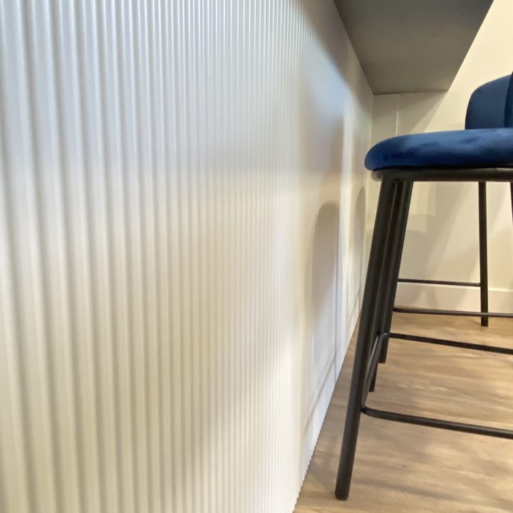 Kompleksowa realizacja MiD Prestige: meble na wymiar – kuchnia z wyspą, spiżarnia, garderoby, szafy, biurka i zabudowy łazienkowe. Estetyka premium i perfekcyjne wykonanie.