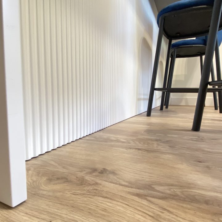 Kompleksowa realizacja MiD Prestige: meble na wymiar – kuchnia z wyspą, spiżarnia, garderoby, szafy, biurka i zabudowy łazienkowe. Estetyka premium i perfekcyjne wykonanie.