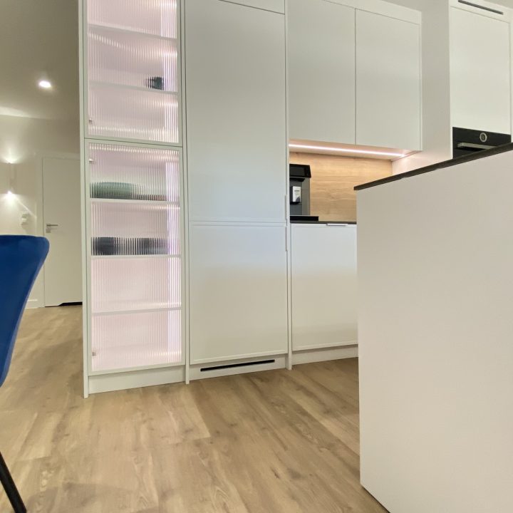 Kompleksowa realizacja MiD Prestige: meble na wymiar – kuchnia z wyspą, spiżarnia, garderoby, szafy, biurka i zabudowy łazienkowe. Estetyka premium i perfekcyjne wykonanie.