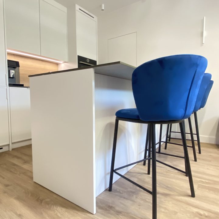 Kompleksowa realizacja MiD Prestige: meble na wymiar – kuchnia z wyspą, spiżarnia, garderoby, szafy, biurka i zabudowy łazienkowe. Estetyka premium i perfekcyjne wykonanie.