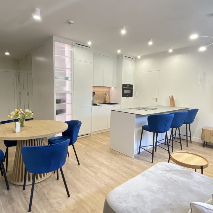 Kompleksowa realizacja MiD Prestige: meble na wymiar – kuchnia z wyspą, spiżarnia, garderoby, szafy, biurka i zabudowy łazienkowe. Estetyka premium i perfekcyjne wykonanie.