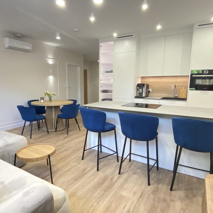 Kompleksowa realizacja MiD Prestige: meble na wymiar – kuchnia z wyspą, spiżarnia, garderoby, szafy, biurka i zabudowy łazienkowe. Estetyka premium i perfekcyjne wykonanie.