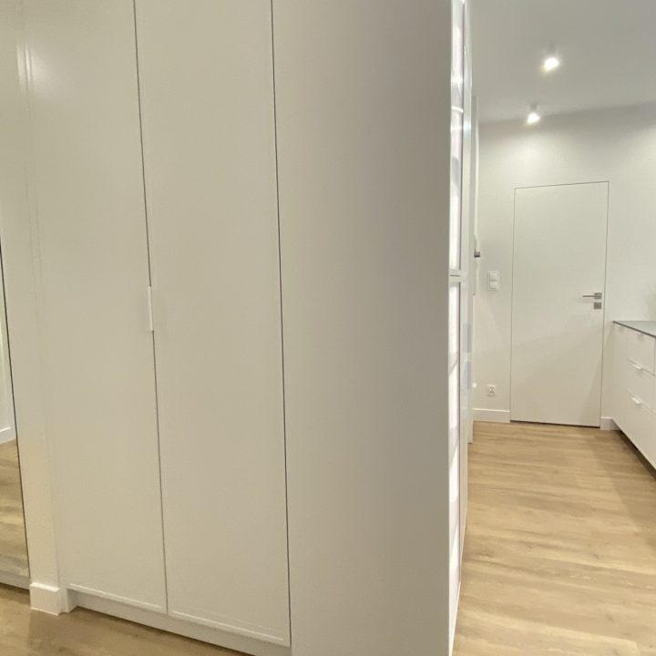 Kompleksowa realizacja MiD Prestige: meble na wymiar – kuchnia z wyspą, spiżarnia, garderoby, szafy, biurka i zabudowy łazienkowe. Estetyka premium i perfekcyjne wykonanie.