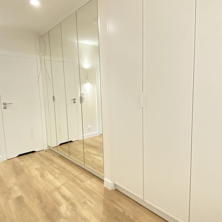 Kompleksowa realizacja MiD Prestige: meble na wymiar – kuchnia z wyspą, spiżarnia, garderoby, szafy, biurka i zabudowy łazienkowe. Estetyka premium i perfekcyjne wykonanie.